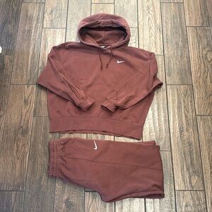 Nike women’s sweatshirt and sweatpants set. M/L